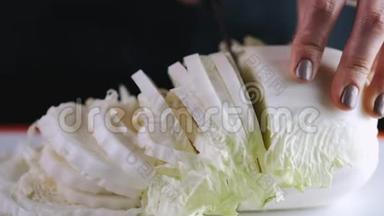 厨师正在切菜花`把菜花端在切菜板上